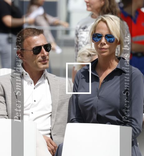 Amsterdam 15 juli 2024
Nicolette Kluijver met haar partner Milan bij onthulling kunstwerk ter nagedachtenis van Peter R de Vries op het Leidse Plein.