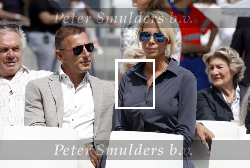 Amsterdam 15 juli 2024
Nicolette Kluijver met haar partner Milan bij onthulling kunstwerk ter nagedachtenis van Peter R de Vries op het Leidse Plein.
