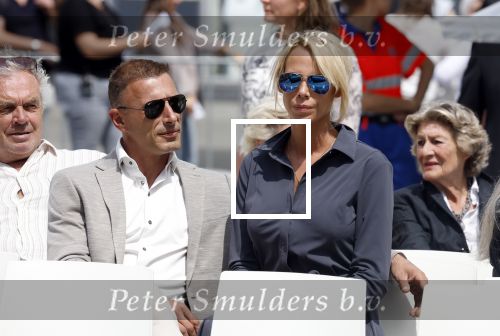 Amsterdam 15 juli 2024
Nicolette Kluijver met haar partner Milan bij onthulling kunstwerk ter nagedachtenis van Peter R de Vries op het Leidse Plein.