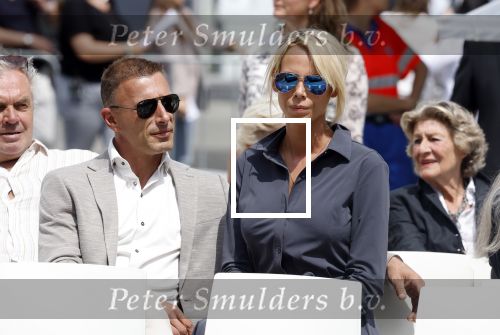 Amsterdam 15 juli 2024
Nicolette Kluijver met haar partner Milan bij onthulling kunstwerk ter nagedachtenis van Peter R de Vries op het Leidse Plein.
