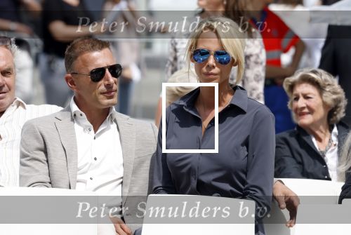 Amsterdam 15 juli 2024
Nicolette Kluijver met haar partner Milan bij onthulling kunstwerk ter nagedachtenis van Peter R de Vries op het Leidse Plein.