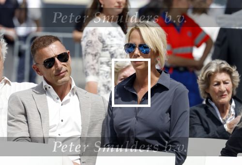 Amsterdam 15 juli 2024
Nicolette Kluijver met haar partner Milan bij onthulling kunstwerk ter nagedachtenis van Peter R de Vries op het Leidse Plein.