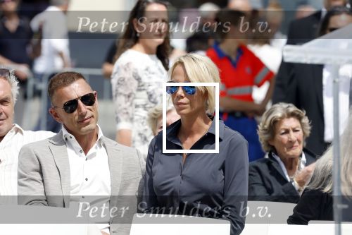 Amsterdam 15 juli 2024
Nicolette Kluijver met haar partner Milan bij onthulling kunstwerk ter nagedachtenis van Peter R de Vries op het Leidse Plein.