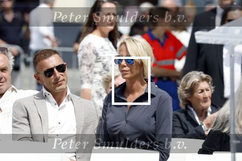 Amsterdam 15 juli 2024
Nicolette Kluijver met haar partner Milan bij onthulling kunstwerk ter nagedachtenis van Peter R de Vries op het Leidse Plein.