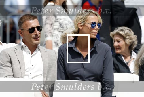 Amsterdam 15 juli 2024
Nicolette Kluijver met haar partner Milan bij onthulling kunstwerk ter nagedachtenis van Peter R de Vries op het Leidse Plein.