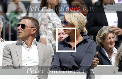 Amsterdam 15 juli 2024
Nicolette Kluijver met haar partner Milan bij onthulling kunstwerk ter nagedachtenis van Peter R de Vries op het Leidse Plein.