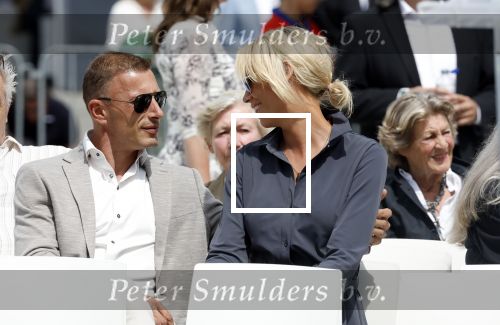 Amsterdam 15 juli 2024
Nicolette Kluijver met haar partner Milan bij onthulling kunstwerk ter nagedachtenis van Peter R de Vries op het Leidse Plein.