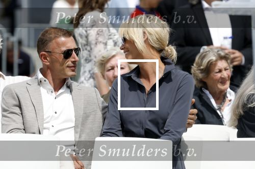 Amsterdam 15 juli 2024
Nicolette Kluijver met haar partner Milan bij onthulling kunstwerk ter nagedachtenis van Peter R de Vries op het Leidse Plein.