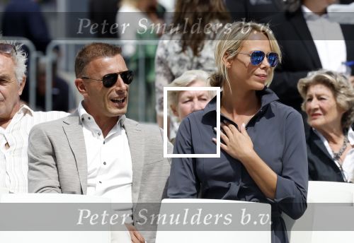 Amsterdam 15 juli 2024
Nicolette Kluijver met haar partner Milan bij onthulling kunstwerk ter nagedachtenis van Peter R de Vries op het Leidse Plein.