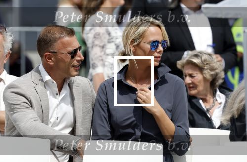 Amsterdam 15 juli 2024
Nicolette Kluijver met haar partner Milan bij onthulling kunstwerk ter nagedachtenis van Peter R de Vries op het Leidse Plein.