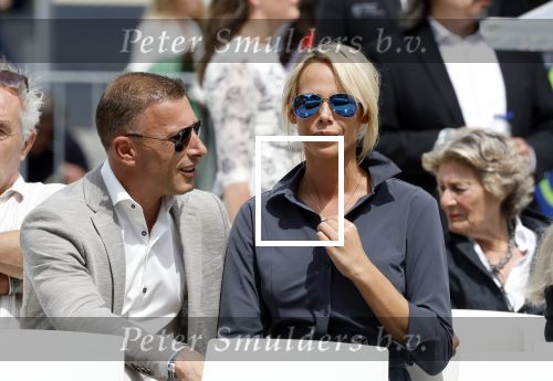 Amsterdam 15 juli 2024
Nicolette Kluijver met haar partner Milan bij onthulling kunstwerk ter nagedachtenis van Peter R de Vries op het Leidse Plein.
