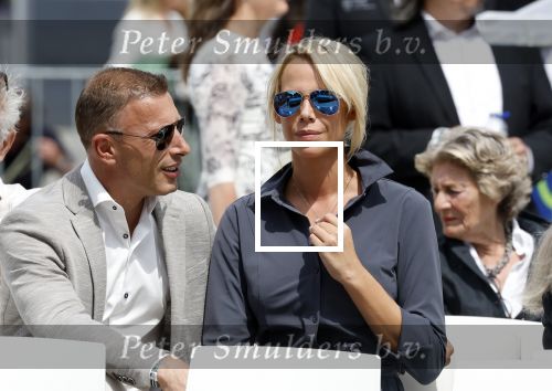 Amsterdam 15 juli 2024
Nicolette Kluijver met haar partner Milan bij onthulling kunstwerk ter nagedachtenis van Peter R de Vries op het Leidse Plein.