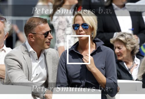Amsterdam 15 juli 2024
Nicolette Kluijver met haar partner Milan bij onthulling kunstwerk ter nagedachtenis van Peter R de Vries op het Leidse Plein.