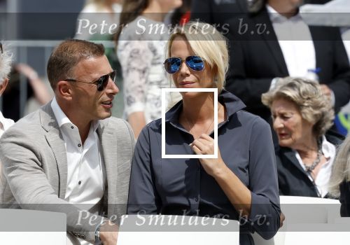Amsterdam 15 juli 2024
Nicolette Kluijver met haar partner Milan bij onthulling kunstwerk ter nagedachtenis van Peter R de Vries op het Leidse Plein.