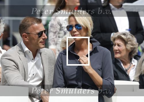 Amsterdam 15 juli 2024
Nicolette Kluijver met haar partner Milan bij onthulling kunstwerk ter nagedachtenis van Peter R de Vries op het Leidse Plein.