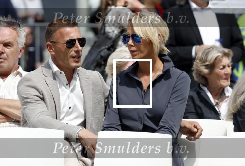 Amsterdam 15 juli 2024
Nicolette Kluijver met haar partner Milan bij onthulling kunstwerk ter nagedachtenis van Peter R de Vries op het Leidse Plein.