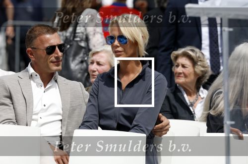 Amsterdam 15 juli 2024
Nicolette Kluijver met haar partner Milan bij onthulling kunstwerk ter nagedachtenis van Peter R de Vries op het Leidse Plein.