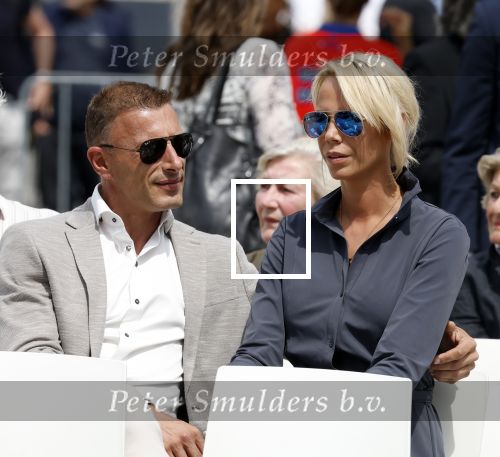 Amsterdam 15 juli 2024
Nicolette Kluijver met haar partner Milan bij onthulling kunstwerk ter nagedachtenis van Peter R de Vries op het Leidse Plein.