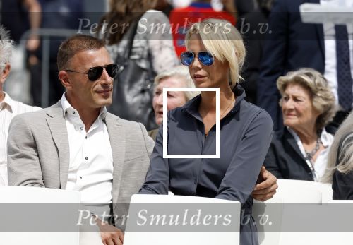 Amsterdam 15 juli 2024
Nicolette Kluijver met haar partner Milan bij onthulling kunstwerk ter nagedachtenis van Peter R de Vries op het Leidse Plein.
