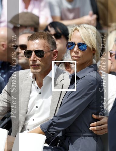 Amsterdam 15 juli 2024
Nicolette Kluijver met haar partner Milan bij onthulling kunstwerk ter nagedachtenis van Peter R de Vries op het Leidse Plein.