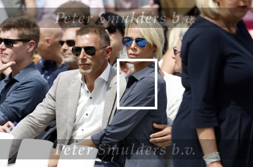 Amsterdam 15 juli 2024
Nicolette Kluijver met haar partner Milan bij onthulling kunstwerk ter nagedachtenis van Peter R de Vries op het Leidse Plein.