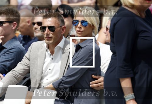 Amsterdam 15 juli 2024
Nicolette Kluijver met haar partner Milan bij onthulling kunstwerk ter nagedachtenis van Peter R de Vries op het Leidse Plein.