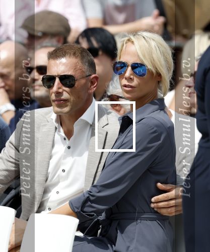 Amsterdam 15 juli 2024
Nicolette Kluijver met haar partner Milan bij onthulling kunstwerk ter nagedachtenis van Peter R de Vries op het Leidse Plein.