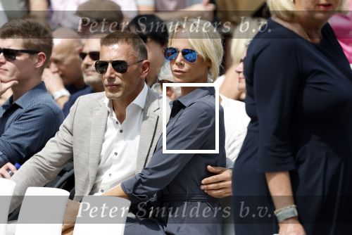 Amsterdam 15 juli 2024
Nicolette Kluijver met haar partner Milan bij onthulling kunstwerk ter nagedachtenis van Peter R de Vries op het Leidse Plein.