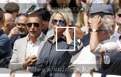 Amsterdam 15 juli 2024
Nicolette Kluijver met haar partner Milan bij onthulling kunstwerk ter nagedachtenis van Peter R de Vries op het Leidse Plein.