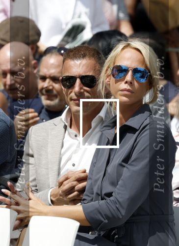 Amsterdam 15 juli 2024
Nicolette Kluijver met haar partner Milan bij onthulling kunstwerk ter nagedachtenis van Peter R de Vries op het Leidse Plein.
