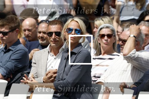 Amsterdam 15 juli 2024
Nicolette Kluijver met haar partner Milan bij onthulling kunstwerk ter nagedachtenis van Peter R de Vries op het Leidse Plein.