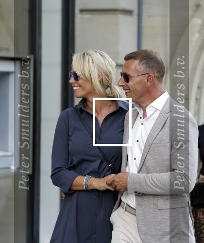 Amsterdam 15 juli 2024
Nicolette Kluijver met haar partner Milan bij onthulling kunstwerk ter nagedachtenis van Peter R de Vries op het Leidse Plein.