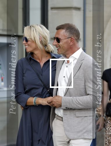 Amsterdam 15 juli 2024
Nicolette Kluijver met haar partner Milan bij onthulling kunstwerk ter nagedachtenis van Peter R de Vries op het Leidse Plein.