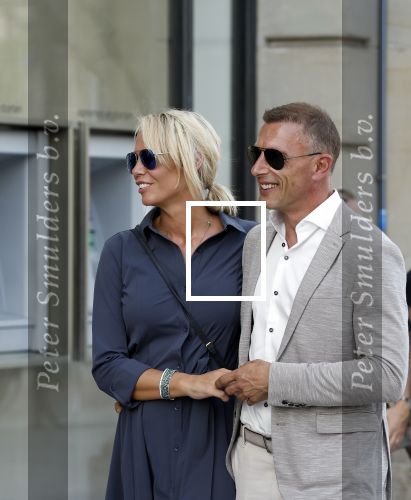 Amsterdam 15 juli 2024
Nicolette Kluijver met haar partner Milan bij onthulling kunstwerk ter nagedachtenis van Peter R de Vries op het Leidse Plein.