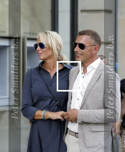 Amsterdam 15 juli 2024
Nicolette Kluijver met haar partner Milan bij onthulling kunstwerk ter nagedachtenis van Peter R de Vries op het Leidse Plein.