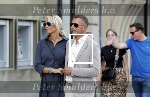 Amsterdam 15 juli 2024
Nicolette Kluijver met haar partner Milan bij onthulling kunstwerk ter nagedachtenis van Peter R de Vries op het Leidse Plein.