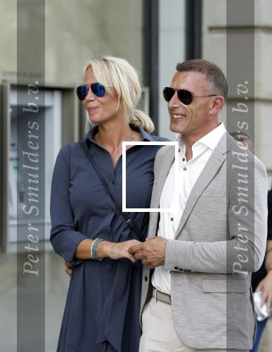 Amsterdam 15 juli 2024
Nicolette Kluijver met haar partner Milan bij onthulling kunstwerk ter nagedachtenis van Peter R de Vries op het Leidse Plein.