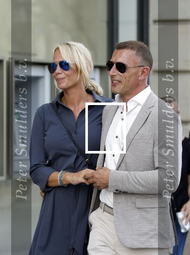 Amsterdam 15 juli 2024
Nicolette Kluijver met haar partner Milan bij onthulling kunstwerk ter nagedachtenis van Peter R de Vries op het Leidse Plein.