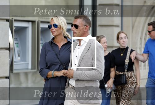 Amsterdam 15 juli 2024
Nicolette Kluijver met haar partner Milan bij onthulling kunstwerk ter nagedachtenis van Peter R de Vries op het Leidse Plein.