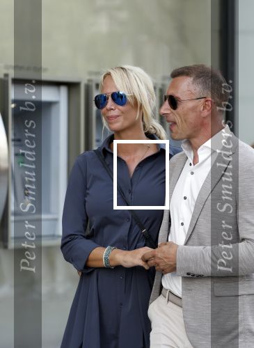 Amsterdam 15 juli 2024
Nicolette Kluijver met haar partner Milan bij onthulling kunstwerk ter nagedachtenis van Peter R de Vries op het Leidse Plein.