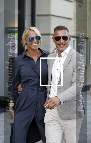 Amsterdam 15 juli 2024
Nicolette Kluijver met haar partner Milan bij onthulling kunstwerk ter nagedachtenis van Peter R de Vries op het Leidse Plein.