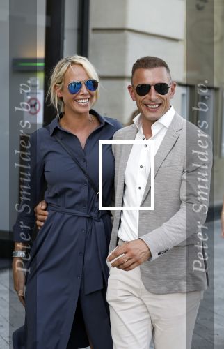 Amsterdam 15 juli 2024
Nicolette Kluijver met haar partner Milan bij onthulling kunstwerk ter nagedachtenis van Peter R de Vries op het Leidse Plein.