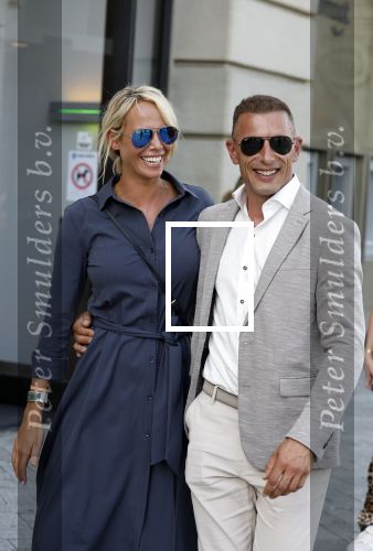 Amsterdam 15 juli 2024
Nicolette Kluijver met haar partner Milan bij onthulling kunstwerk ter nagedachtenis van Peter R de Vries op het Leidse Plein.