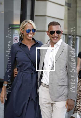 Amsterdam 15 juli 2024
Nicolette Kluijver met haar partner Milan bij onthulling kunstwerk ter nagedachtenis van Peter R de Vries op het Leidse Plein.