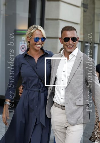 Amsterdam 15 juli 2024
Nicolette Kluijver met haar partner Milan bij onthulling kunstwerk ter nagedachtenis van Peter R de Vries op het Leidse Plein.