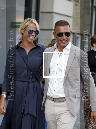 Amsterdam 15 juli 2024
Nicolette Kluijver met haar partner Milan bij onthulling kunstwerk ter nagedachtenis van Peter R de Vries op het Leidse Plein.