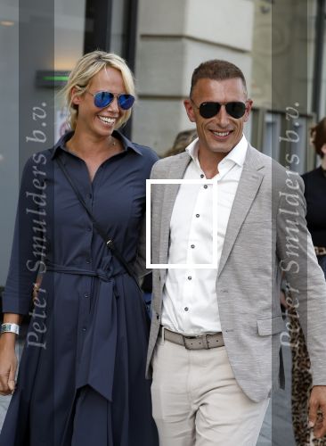 Amsterdam 15 juli 2024
Nicolette Kluijver met haar partner Milan bij onthulling kunstwerk ter nagedachtenis van Peter R de Vries op het Leidse Plein.