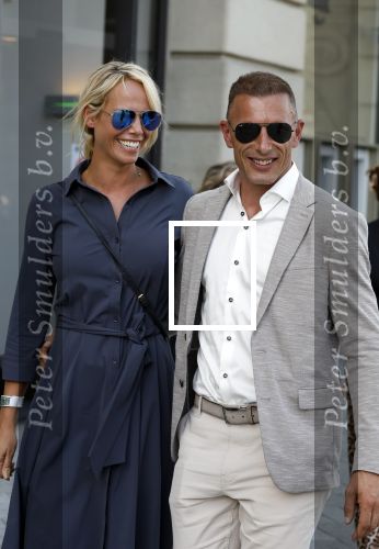 Amsterdam 15 juli 2024
Nicolette Kluijver met haar partner Milan bij onthulling kunstwerk ter nagedachtenis van Peter R de Vries op het Leidse Plein.