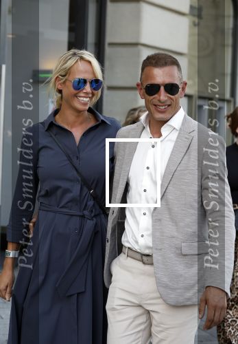 Amsterdam 15 juli 2024
Nicolette Kluijver met haar partner Milan bij onthulling kunstwerk ter nagedachtenis van Peter R de Vries op het Leidse Plein.