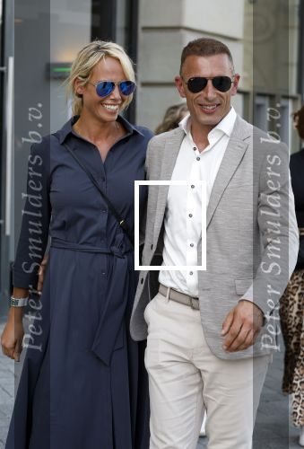 Amsterdam 15 juli 2024
Nicolette Kluijver met haar partner Milan bij onthulling kunstwerk ter nagedachtenis van Peter R de Vries op het Leidse Plein.